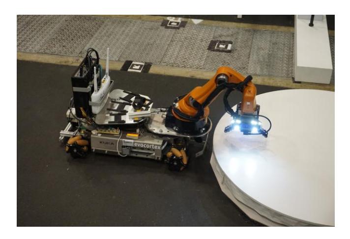 Fig. 5. Robot in front of the rotating turntable waiting for objects