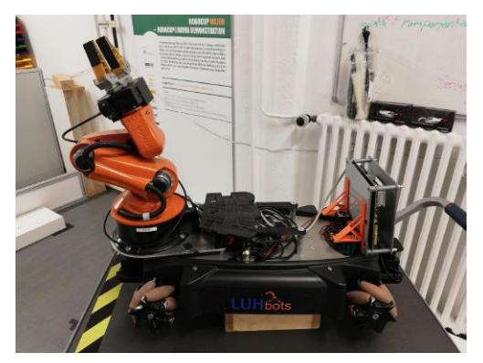 (a) LUHbots youBot (b) The youBot manipulator