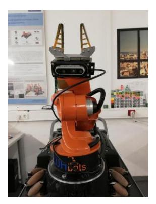 (a) LUHbots youBot (b) The youBot manipulator