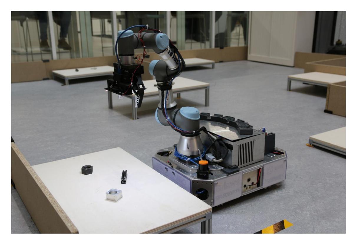 Fig. 1. the Suii robot in action.
