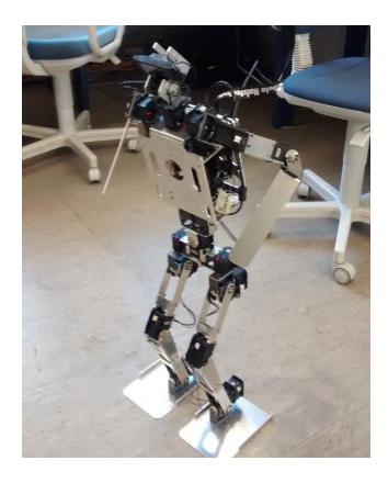 Fig. 1. One the left: GOAL standing Upright. On the right: The modified Darwin-OP head.