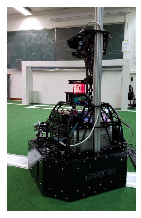 Computer image of the 2020 robot of Robot Club Toulon Team, and picture of the robot.
