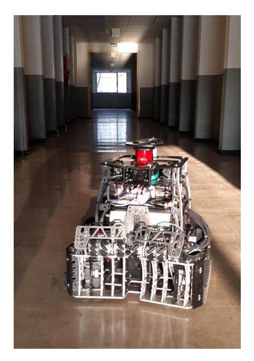 Fig. 1. Computer image of the 2022 robot of Robot Club Toulon Team, and picture of the robot.
