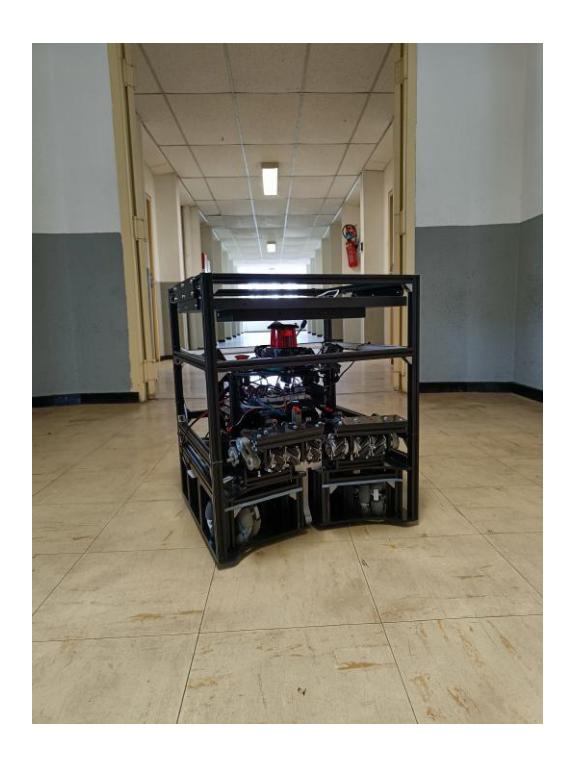 Computer image of the 2022 robot of Robot Club Toulon Team, and picture of the robot.